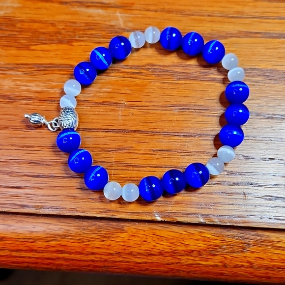 NWT Captivating Blue and White Cat Eye with silver accents Stretch Bracelet - Picture 2 of 3
